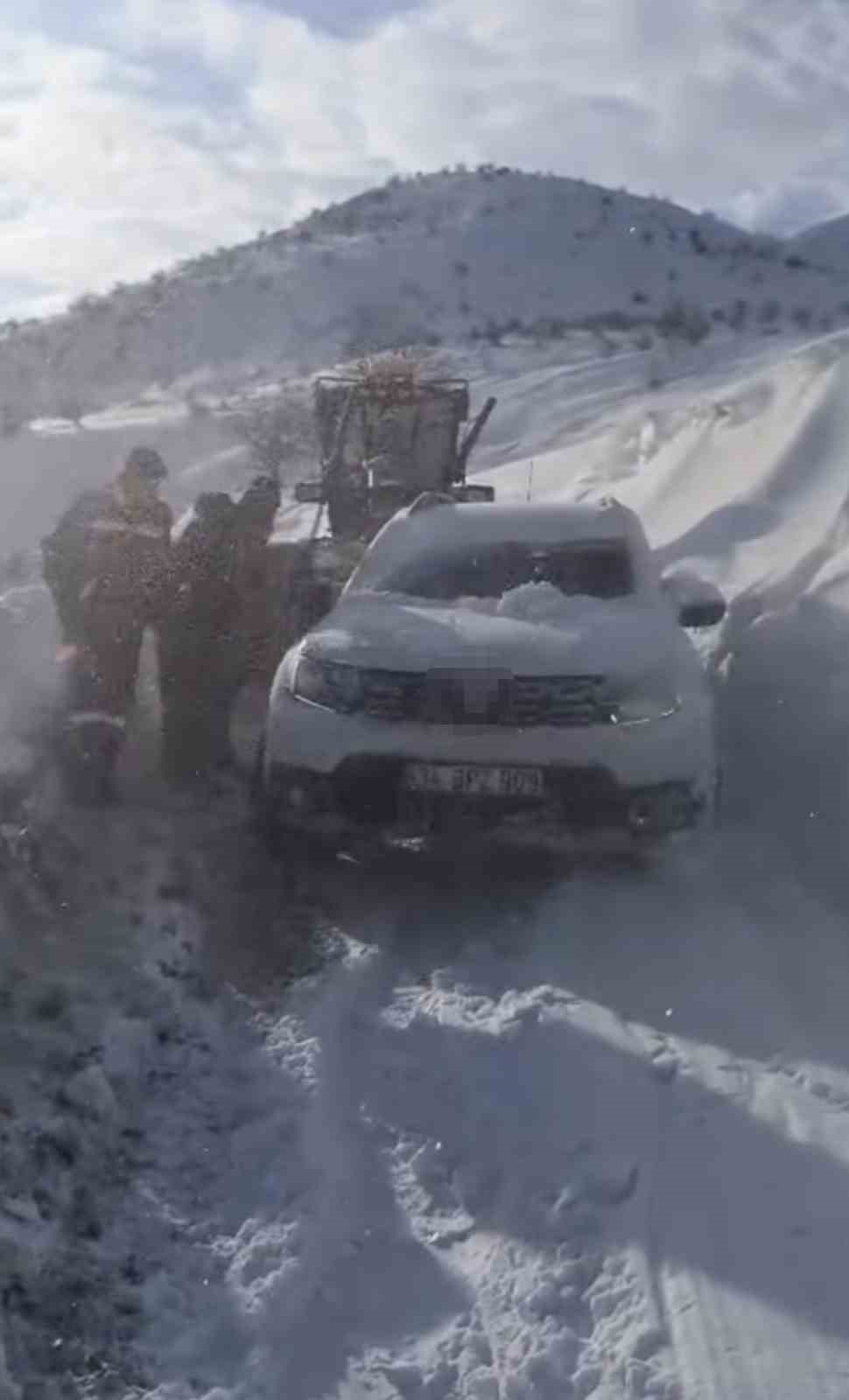 Hasta nakli yapan araç karda mahsur kaldı