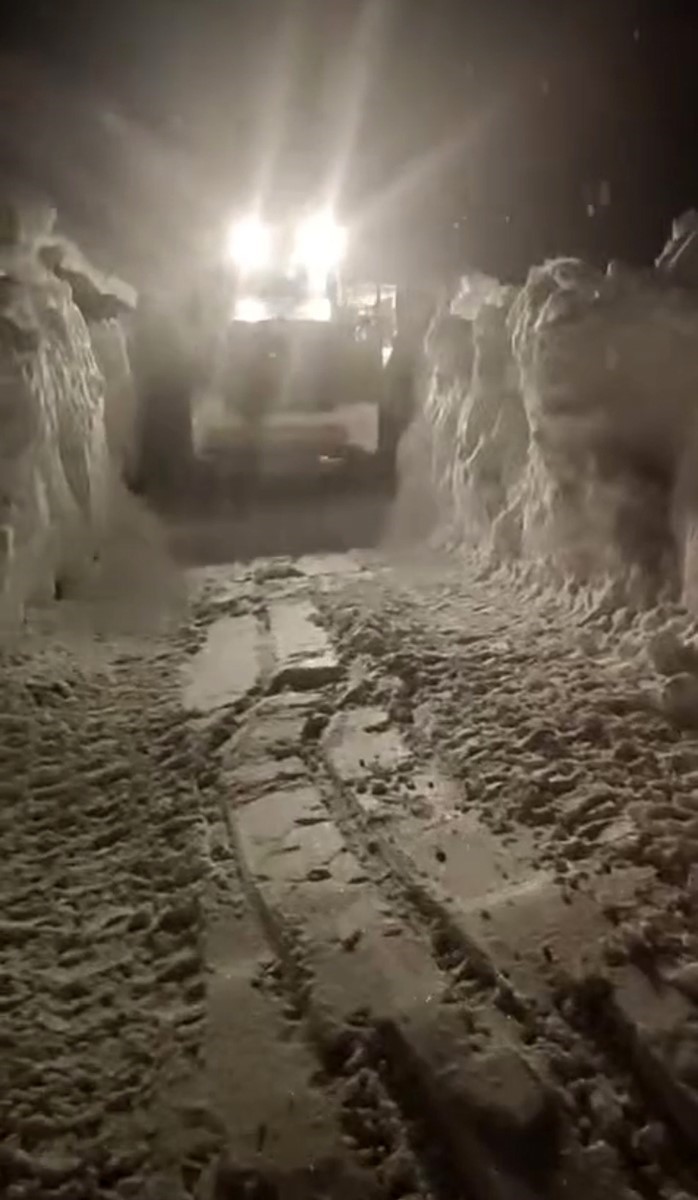 Ambulans, &ccedil;ığ nedeniyle kapanan yolda mahsur kaldı
