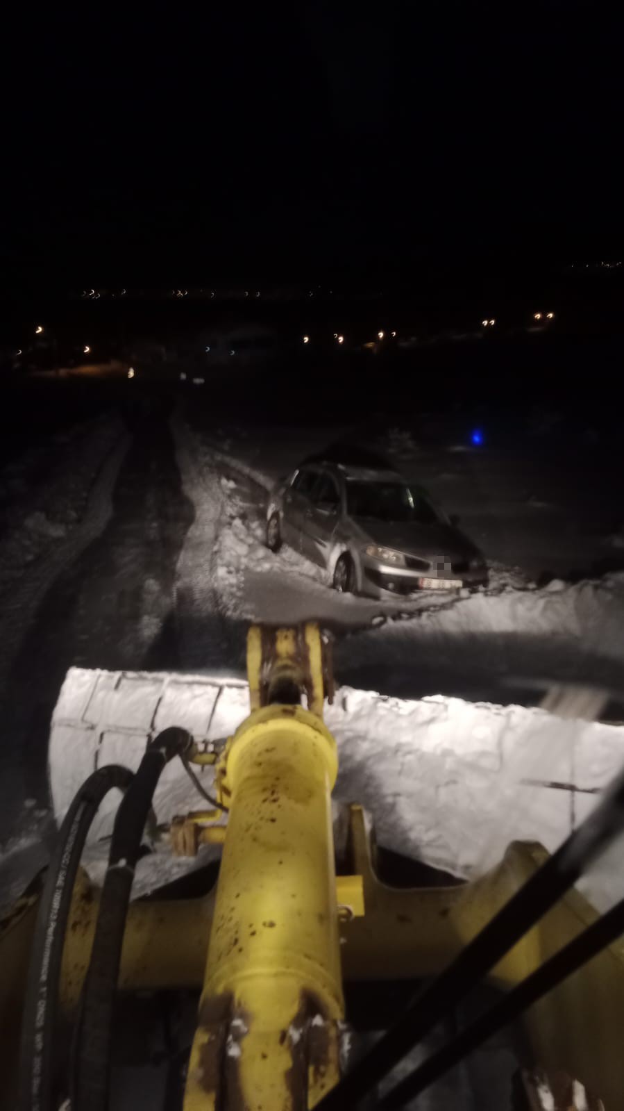 Yolda kalan s&uuml;r&uuml;c&uuml;lerin imdadına karla m&uuml;cadele ekipleri yetişti
