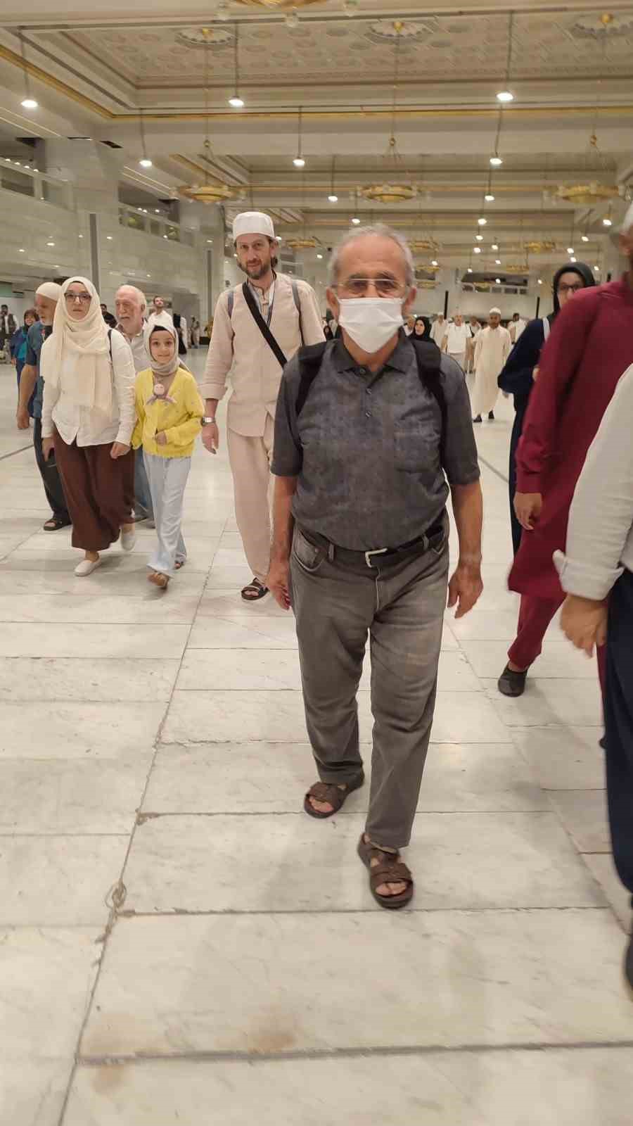 Kalbi sağ tarafta olan umreci 49. evlilik yıl d&ouml;n&uuml;m&uuml;n&uuml; Mekke&rsquo;de kutladı
