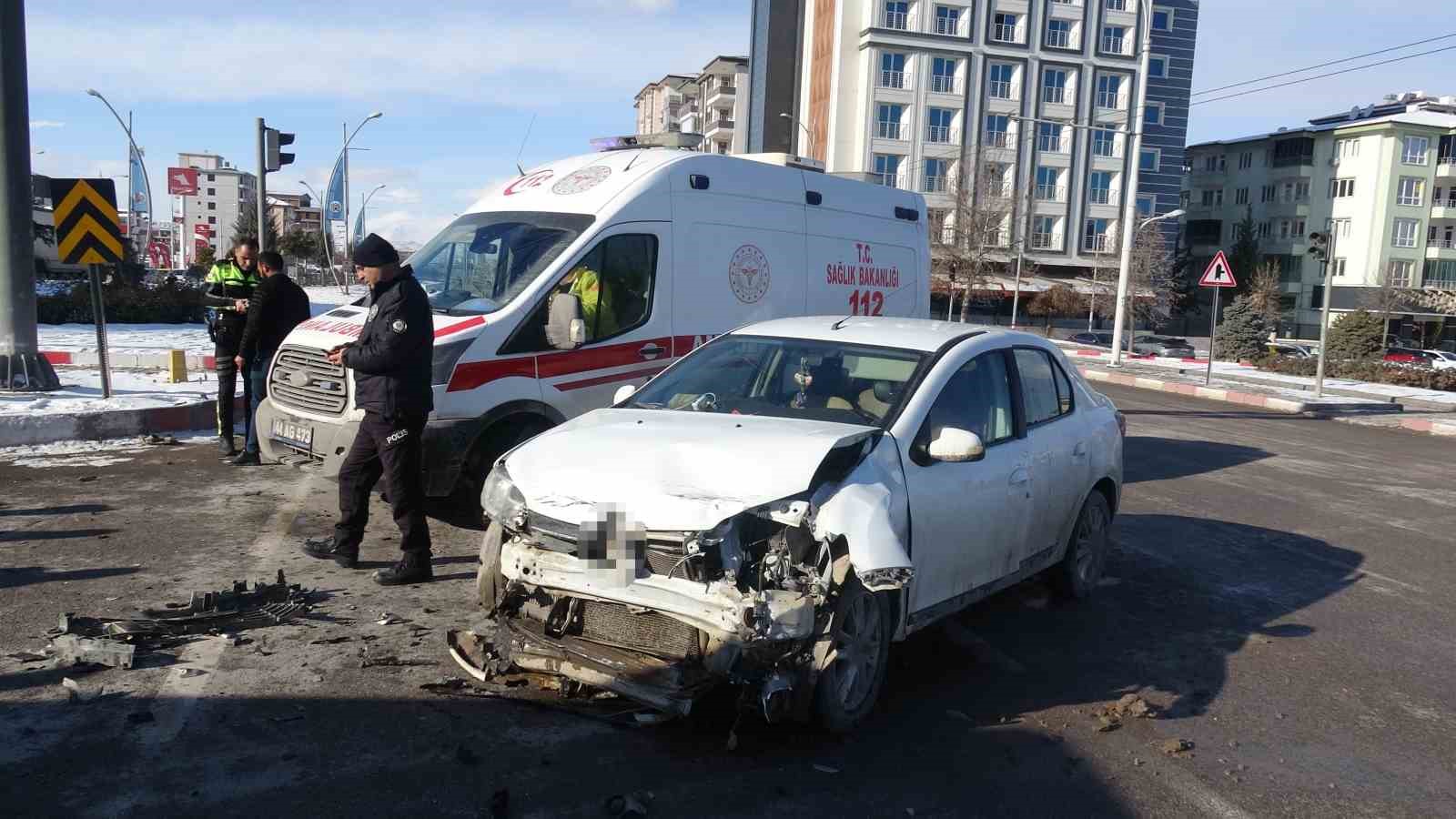 Malatya’da otomobiller çarpıştı: 2 yaralı
