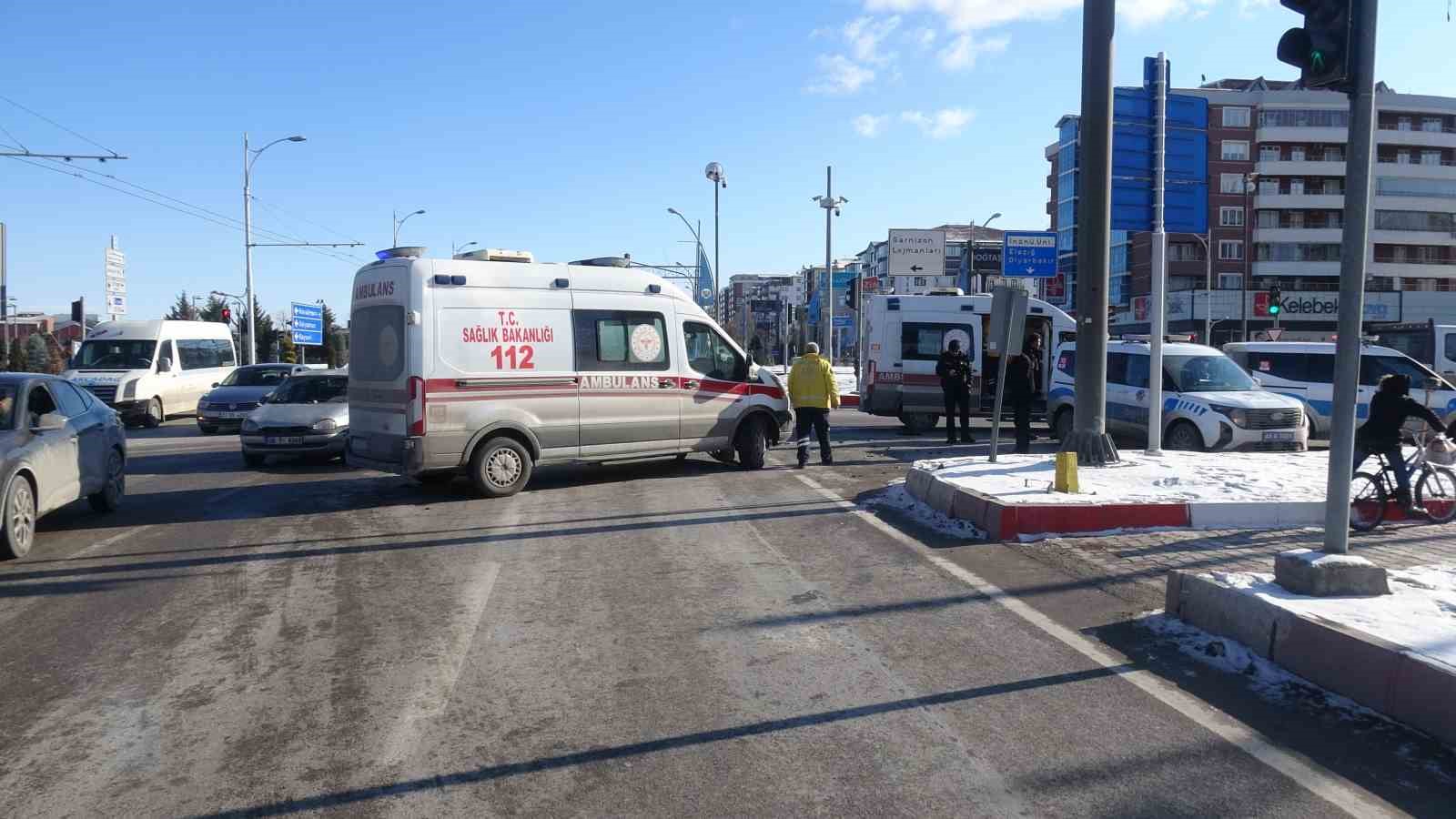 Malatya&rsquo;da otomobiller &ccedil;arpıştı: 2 yaralı
