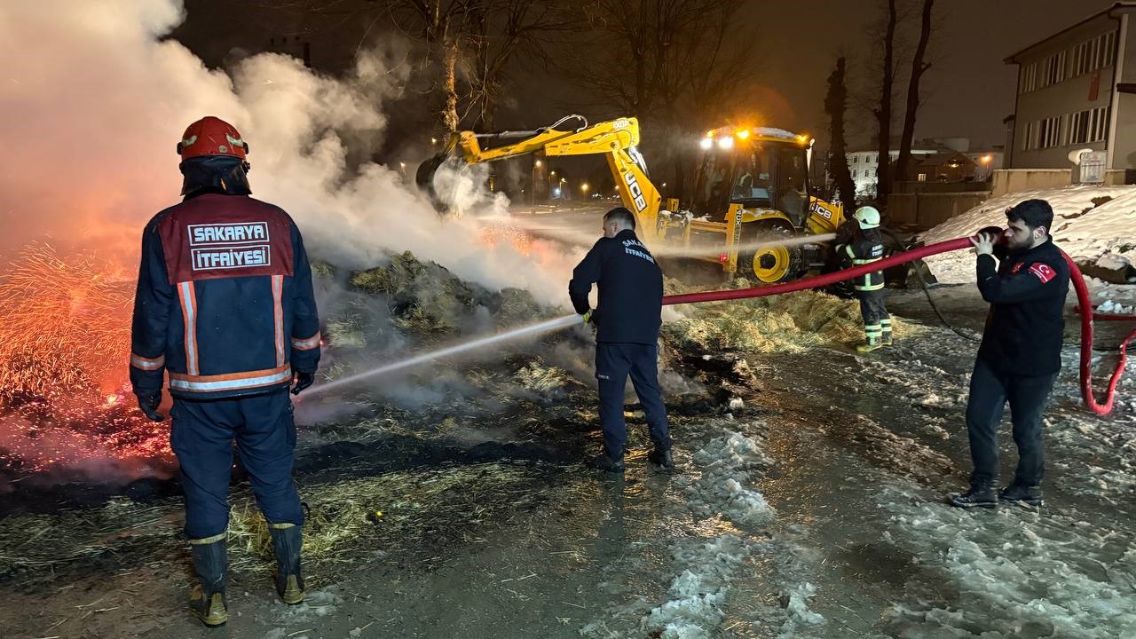 Saman yüklü kamyon alev aldı, uyuyan sürücü facianın eşiğinden döndü