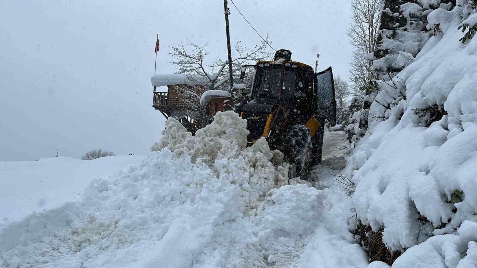 Trabzon&rsquo;da 70 mahalleye kar nedeniyle ulaşım sağlanamıyor
