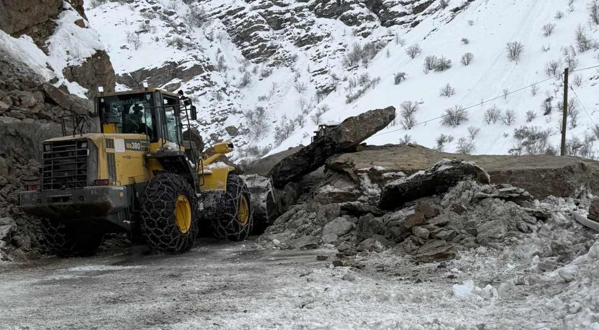 Kayaların d&uuml;şt&uuml;ğ&uuml; kara yolu yeniden ulaşıma a&ccedil;ıldı
