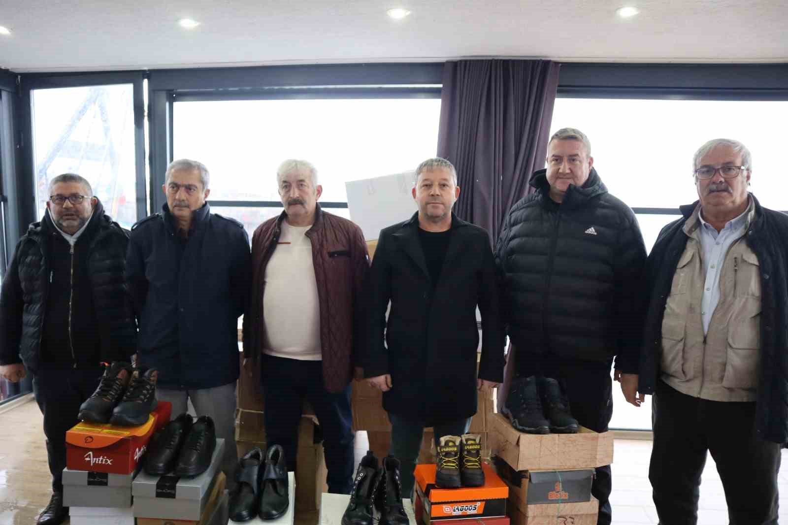 Lunapark işletmecisinden çocuklar için ayakkabı yardımı