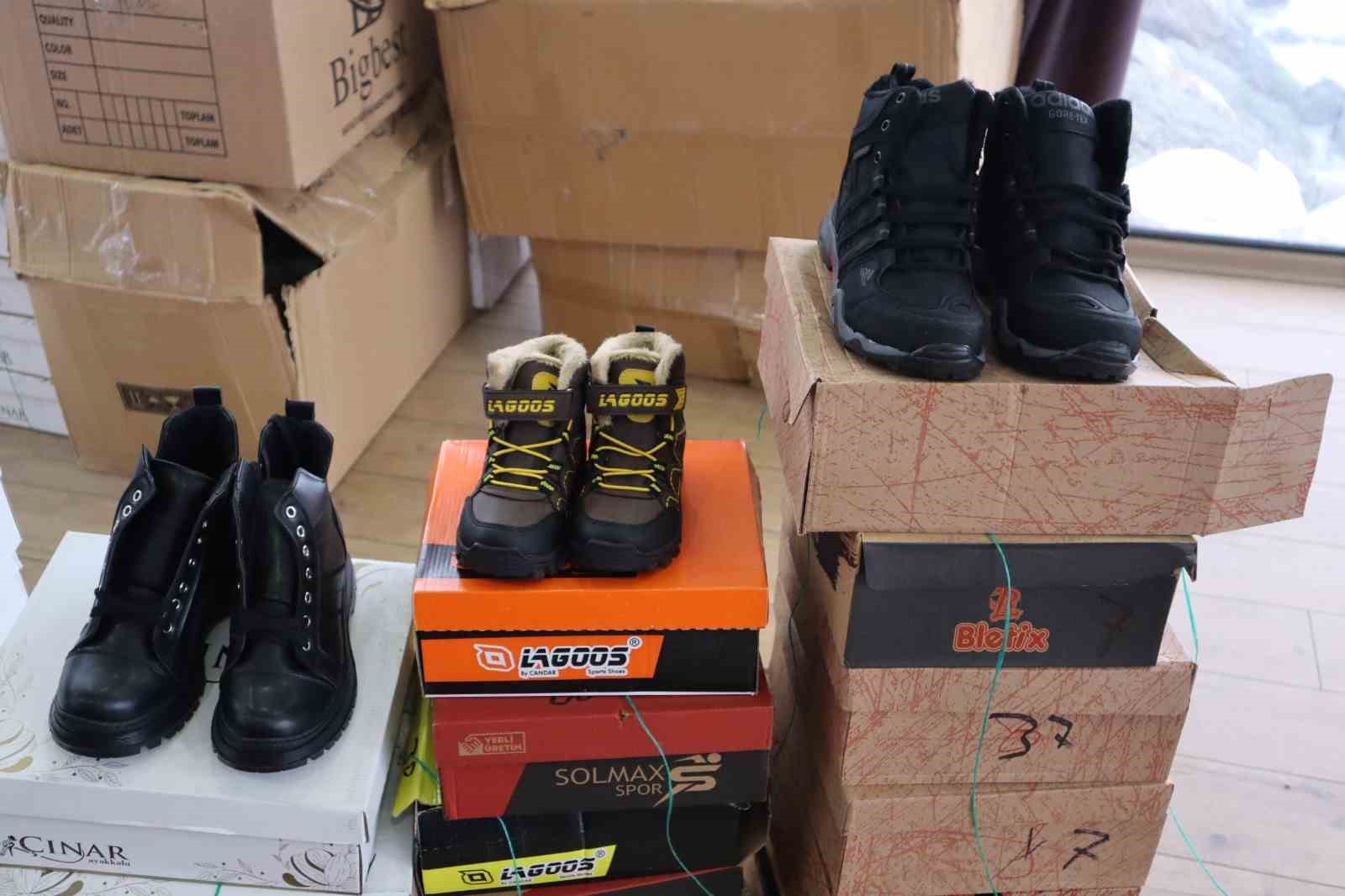 Lunapark işletmecisinden &ccedil;ocuklar i&ccedil;in ayakkabı yardımı
