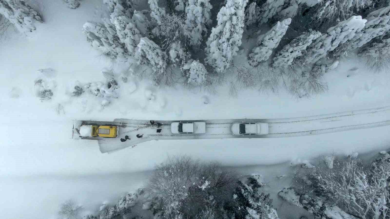 Kar altındaki köy yollarında "kar savaşçıları"ndan yoğun mesai