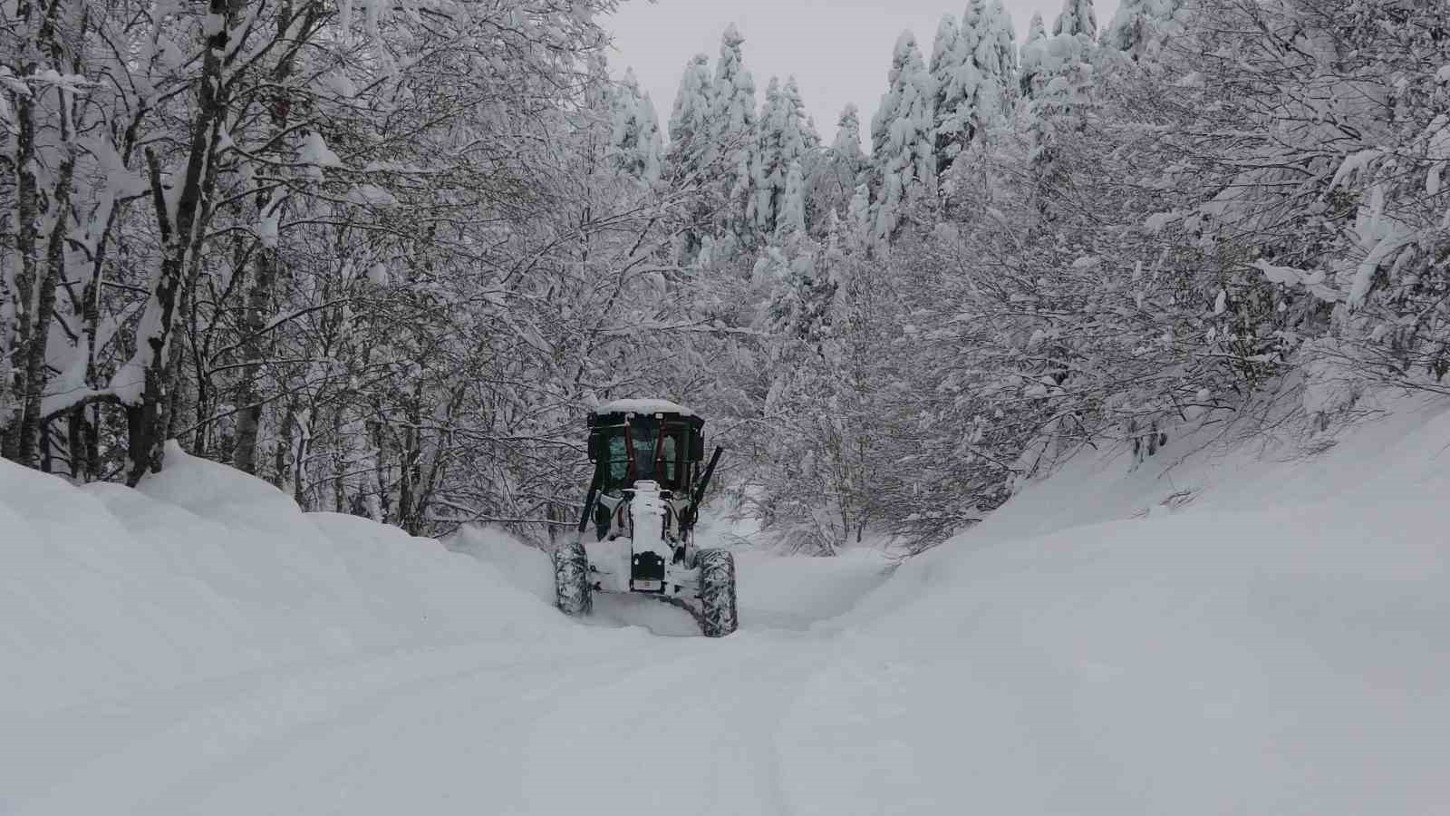 Kar altındaki k&ouml;y yollarında "kar savaş&ccedil;ıları"ndan yoğun mesai
