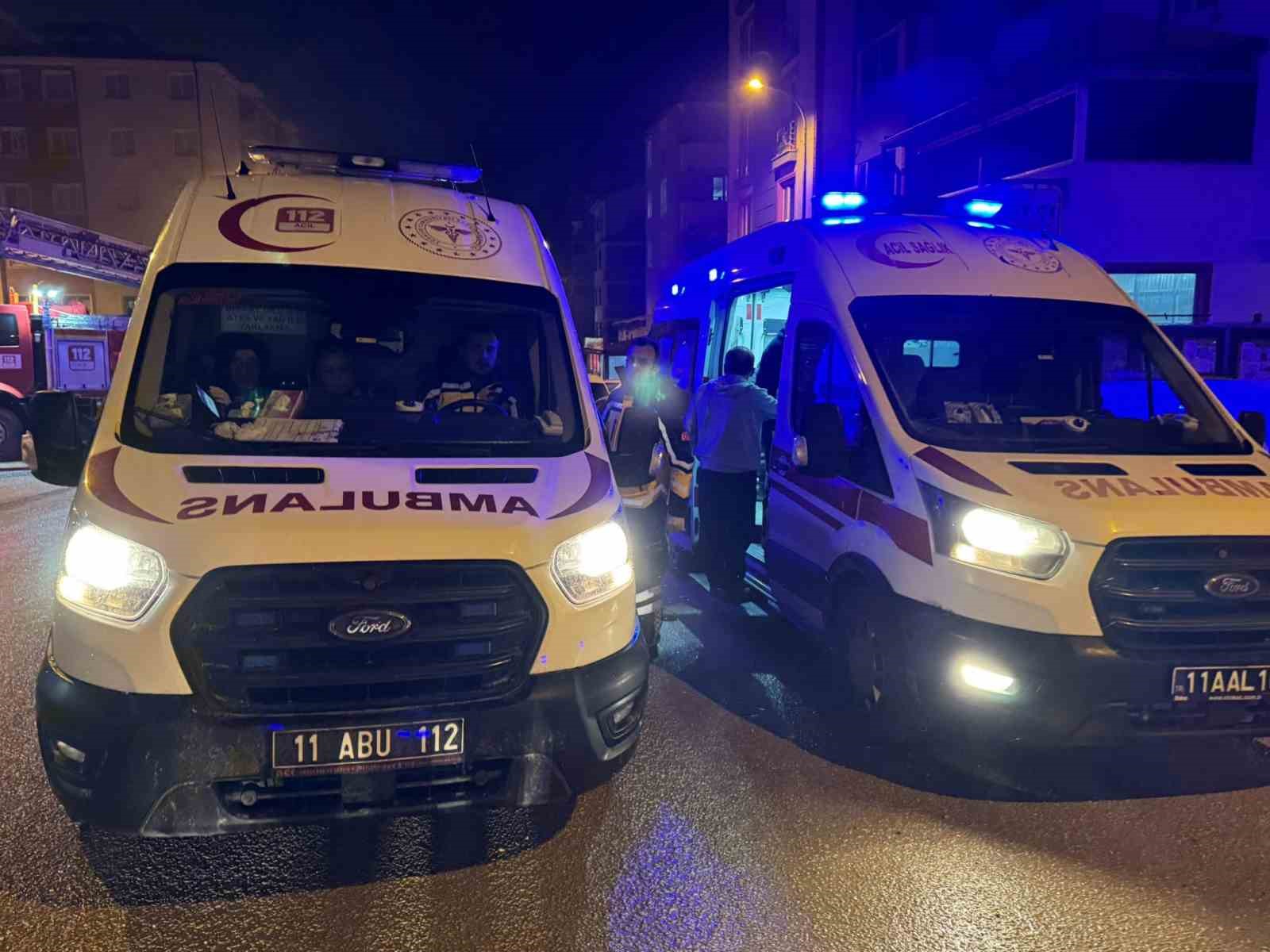 Bilecik&rsquo;te &ccedil;ıkan yangında 5 kişi dumandan etkilendi
