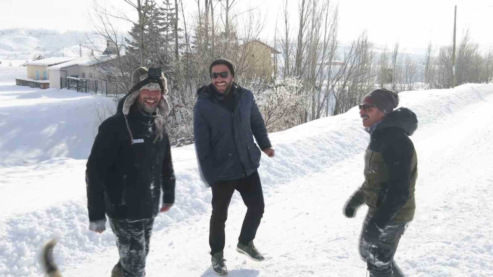 Kar yağışını fırsata &ccedil;evirdiler, trakt&ouml;r&uuml;n arkasında kayarak eğlendiler
