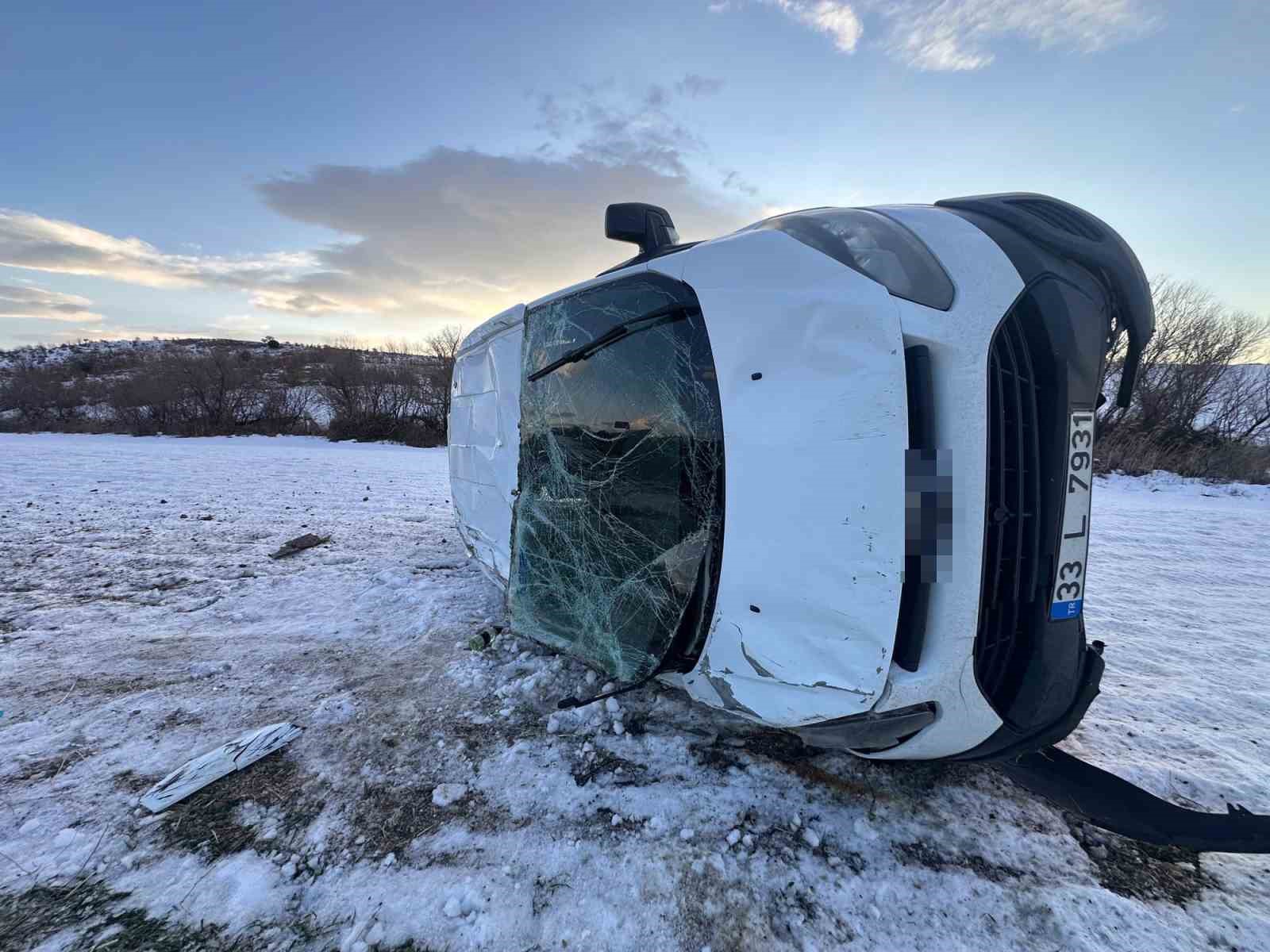 Tekeri patlayan minibüs takla attı: 4 yaralı