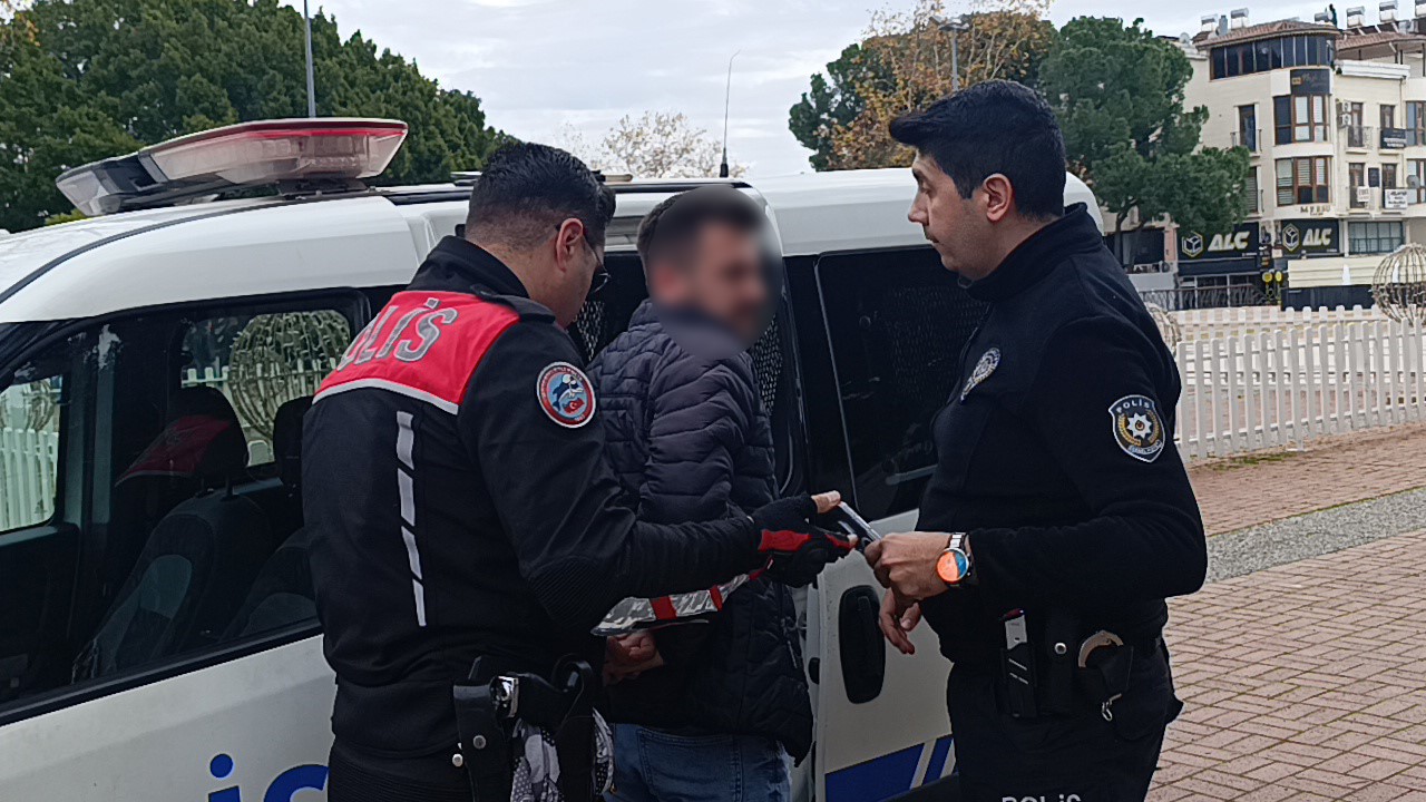 Emniyetin teknolojik g&uuml;c&uuml; &rsquo;G&ouml;zc&uuml;&rsquo;, hapis cezası bulunan firariyi ara&ccedil; s&uuml;rerken tespit etti
