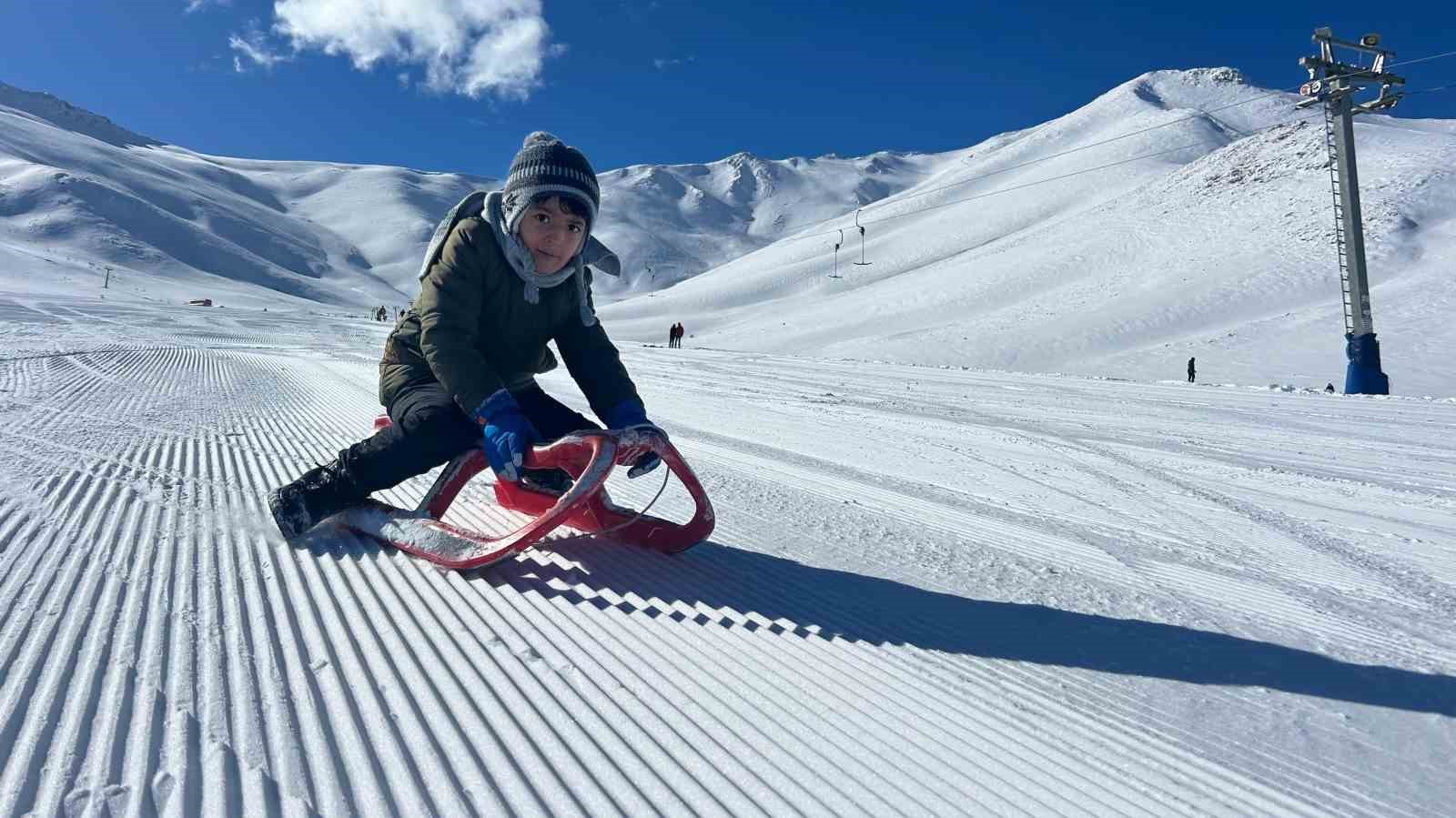 Abalı Kayak Merkezi yarıyıl tatilinde çocuklarla şenlendi