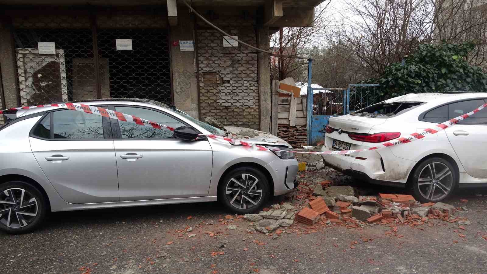 Sultanbeyli’de balkon çöktü: 2 araç hasar gördü