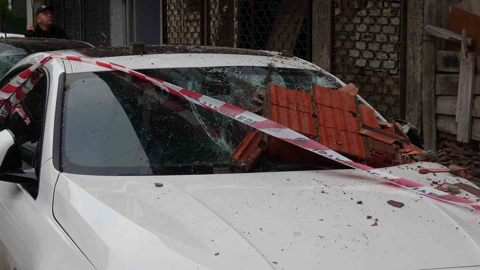Sultanbeyli&rsquo;de balkon &ccedil;&ouml;kt&uuml;: 2 ara&ccedil; hasar g&ouml;rd&uuml;
