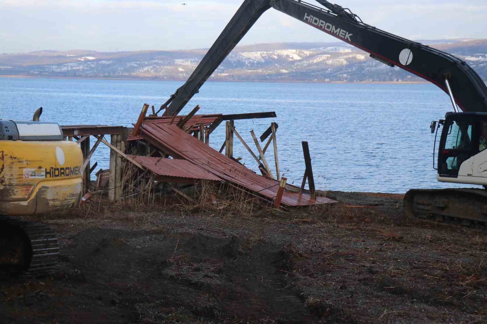 Sapanca gölü kıyısında kaçak yapıların yıkımına başlandı