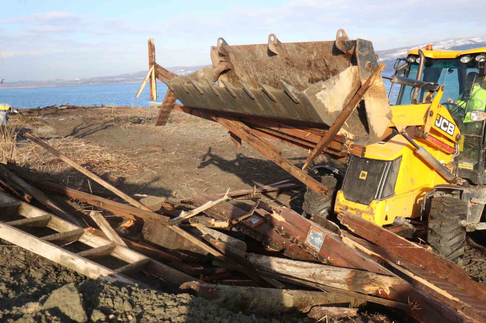 Sapanca g&ouml;l&uuml; kıyısında ka&ccedil;ak yapıların yıkımına başlandı
