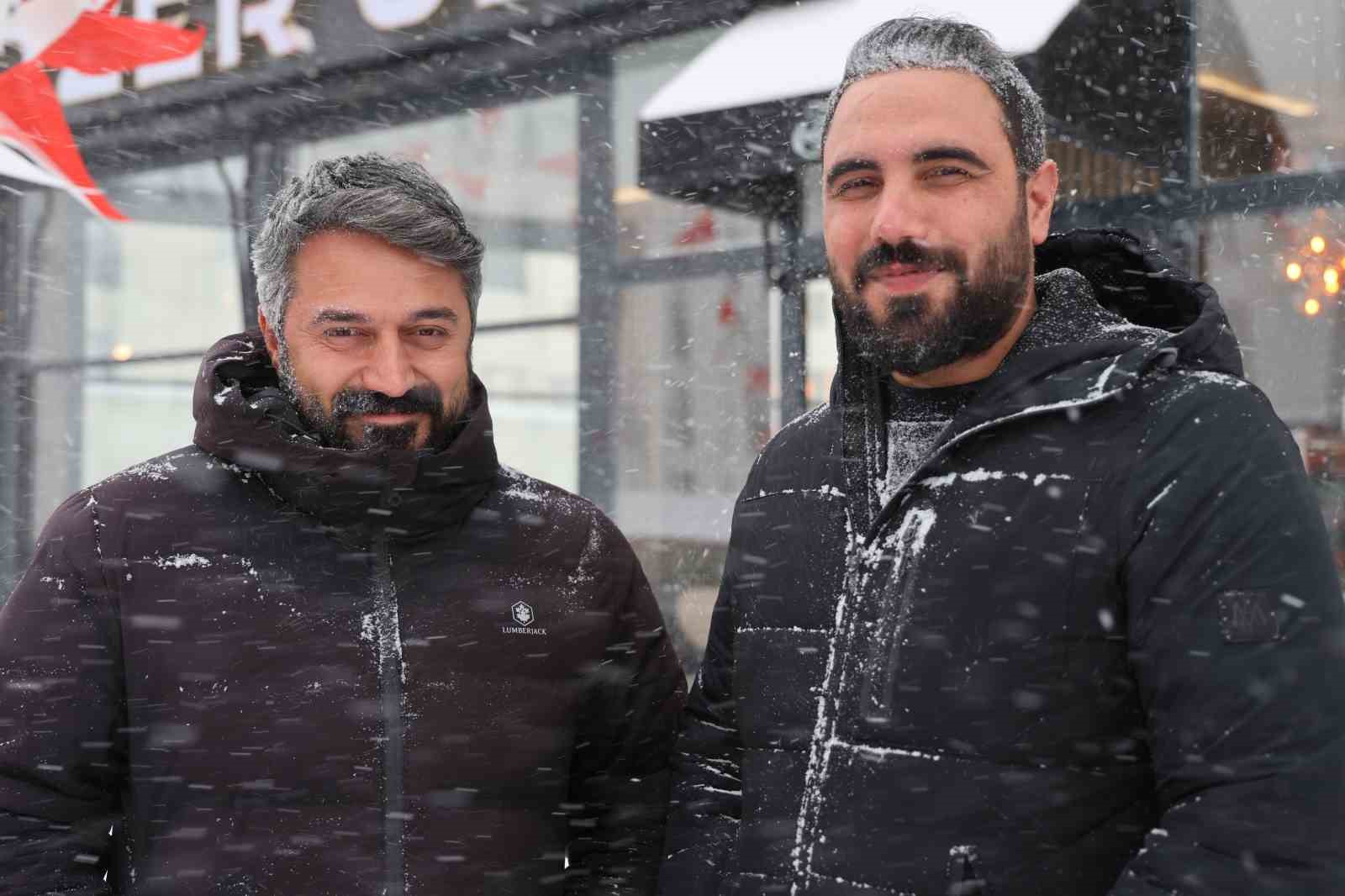 Elazığ’da doğaseverin köpeklerle zor anları dron kamerasında