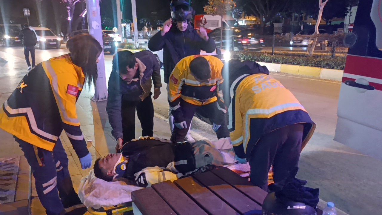 Antalya&rsquo;da devrilen motosikletin s&uuml;r&uuml;c&uuml;s&uuml; yaralandı
