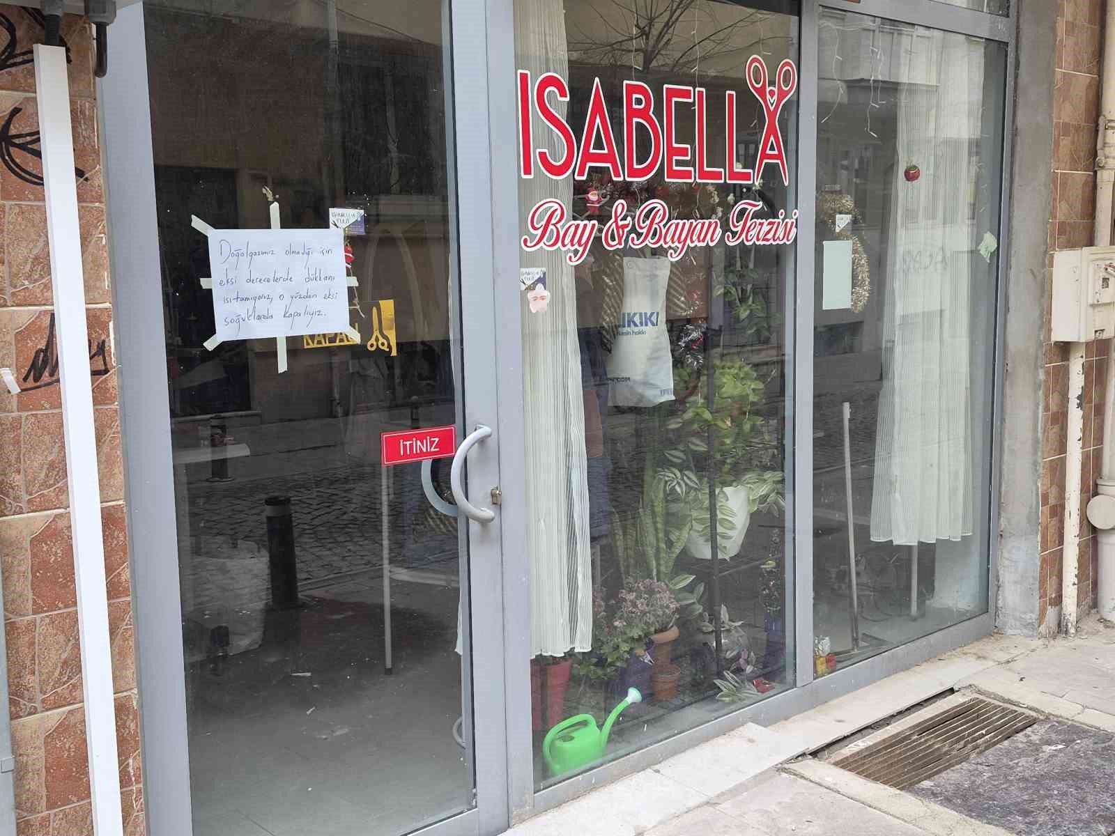 Esnaf, soğuk g&uuml;nlerde ısıtamadığı d&uuml;kkanını a&ccedil;mıyor
