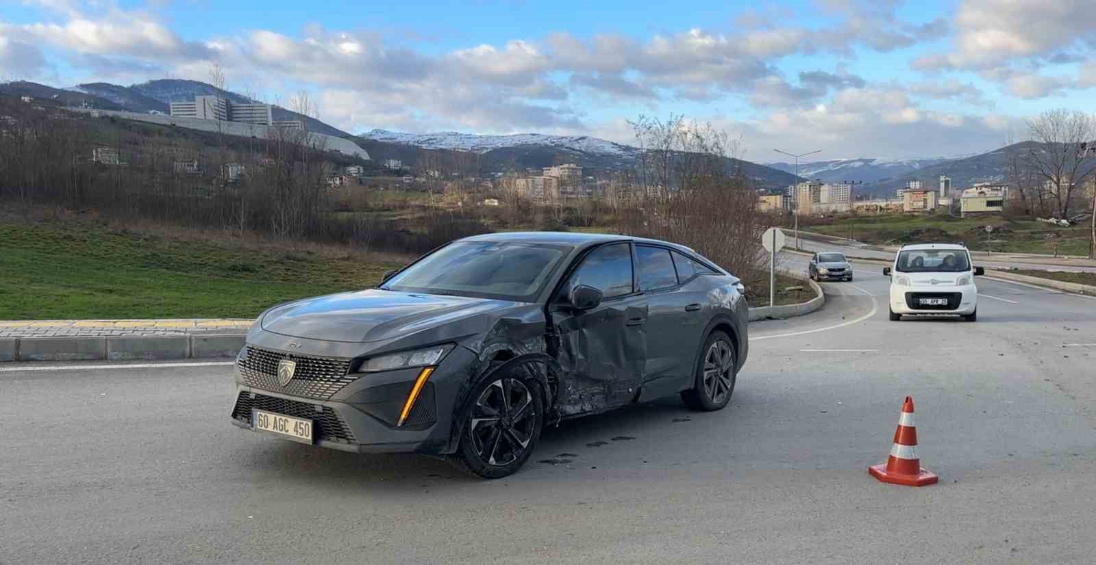 SUV araca &ccedil;arpan Tofaş par&ccedil;alandı: 2 yaralı
