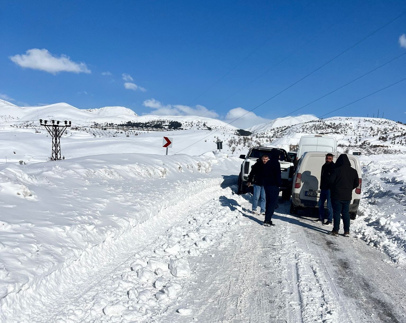 Bir&ccedil;ok ara&ccedil; mahsur kaldı
