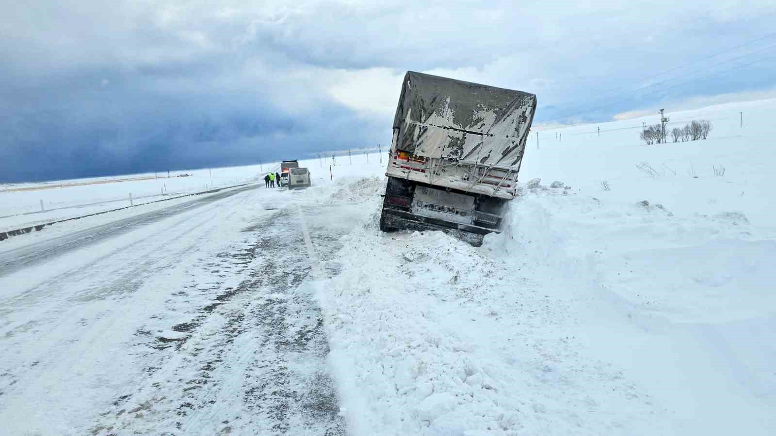 Buzlanma ve fırtına kazaları beraberinde getirdi