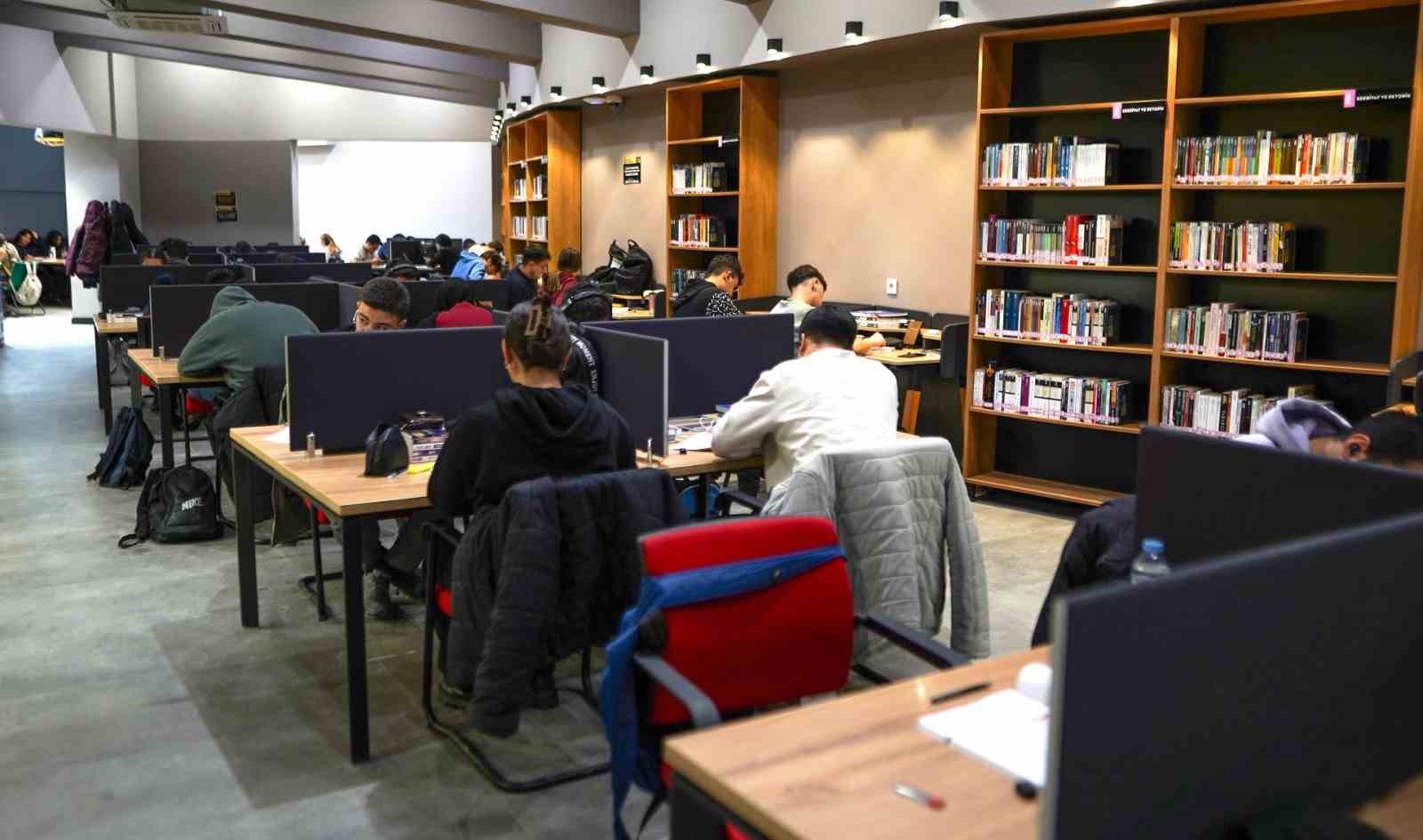 Akıl K&uuml;p&uuml; K&uuml;t&uuml;phaneleri dolup taşıyor
