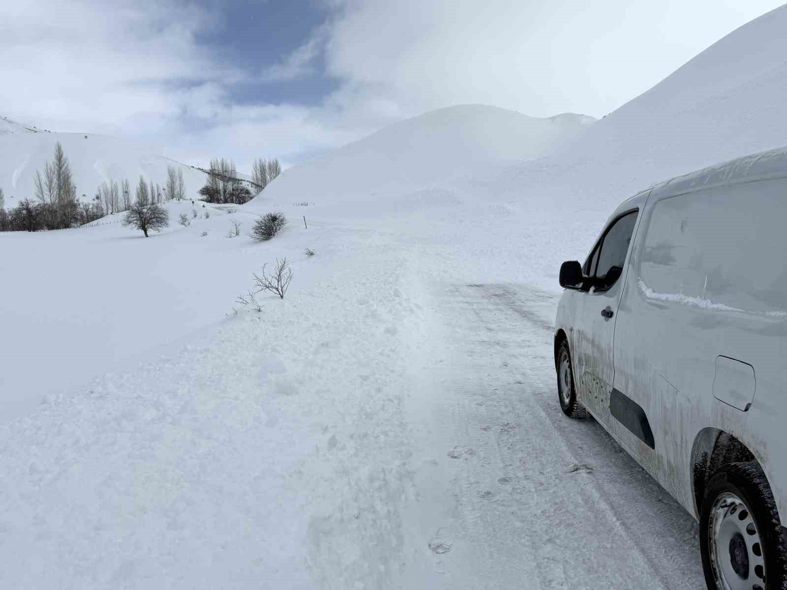 Bingöl’de ilçe yoluna çığ düştü: Ekipler sevk edildi