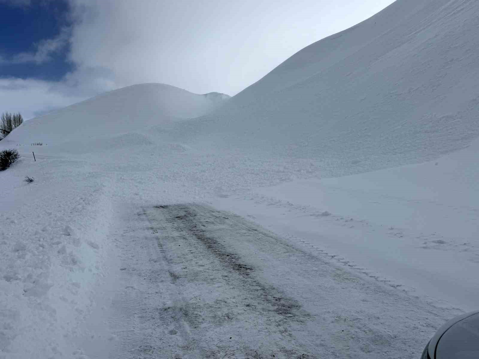 Bingöl&rsquo;de ilçe yoluna çığ düştü: Ekipler sevk edildi
