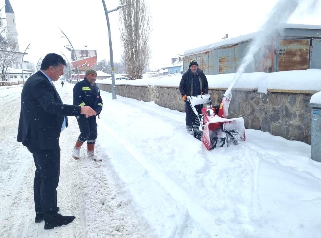 Pasinler’de karla mücadele sürüyor