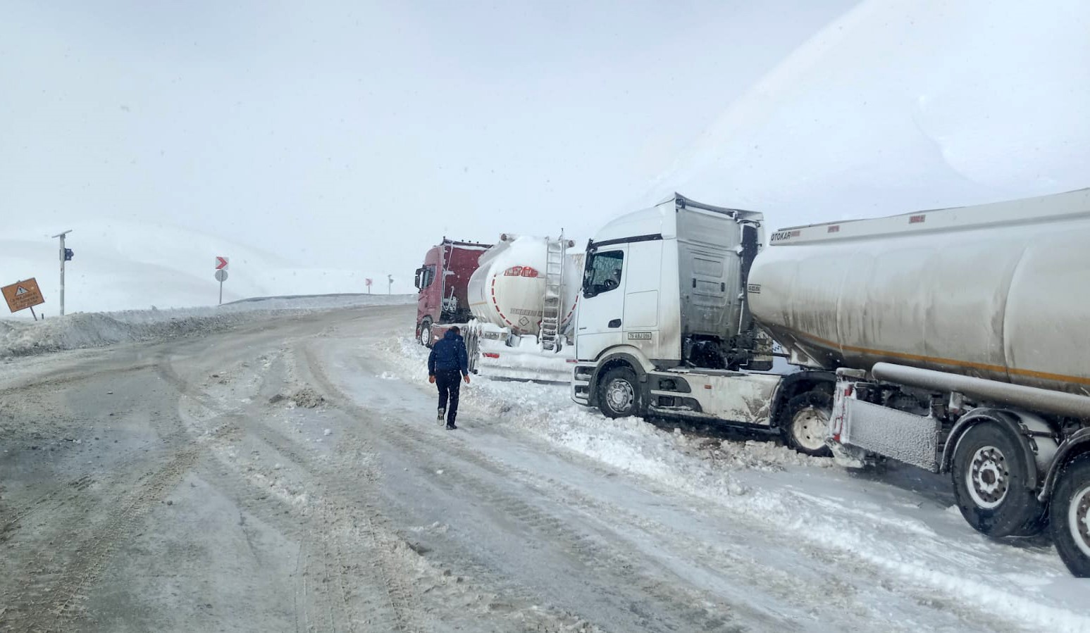 &Ccedil;ığ nedeniyle Aşkale-Bayburt yolu trafiğe kapatıldı
