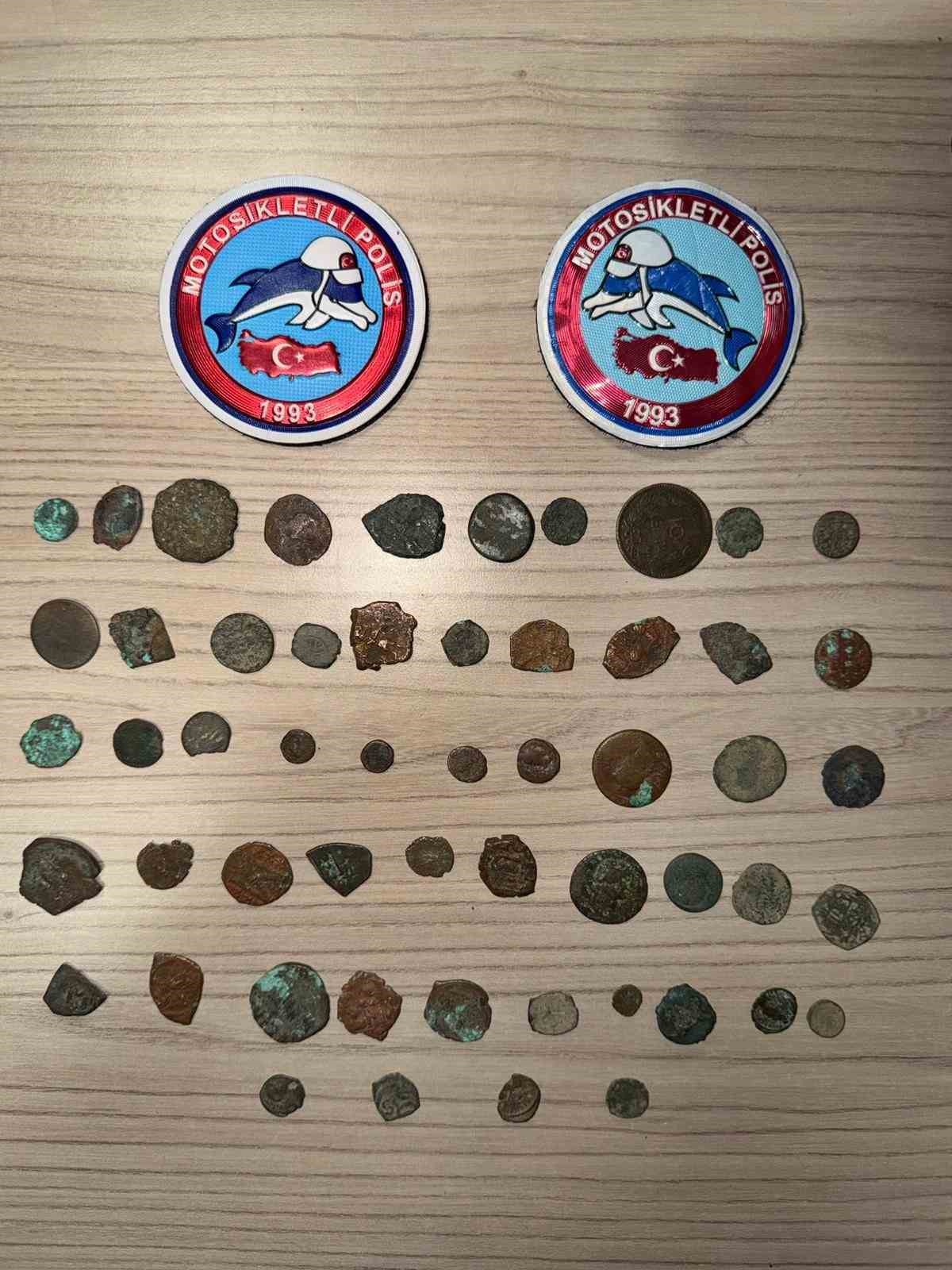 Polis bı&ccedil;ak taşıyan şahıslara 81 bin 510 TL para cezası kesti
