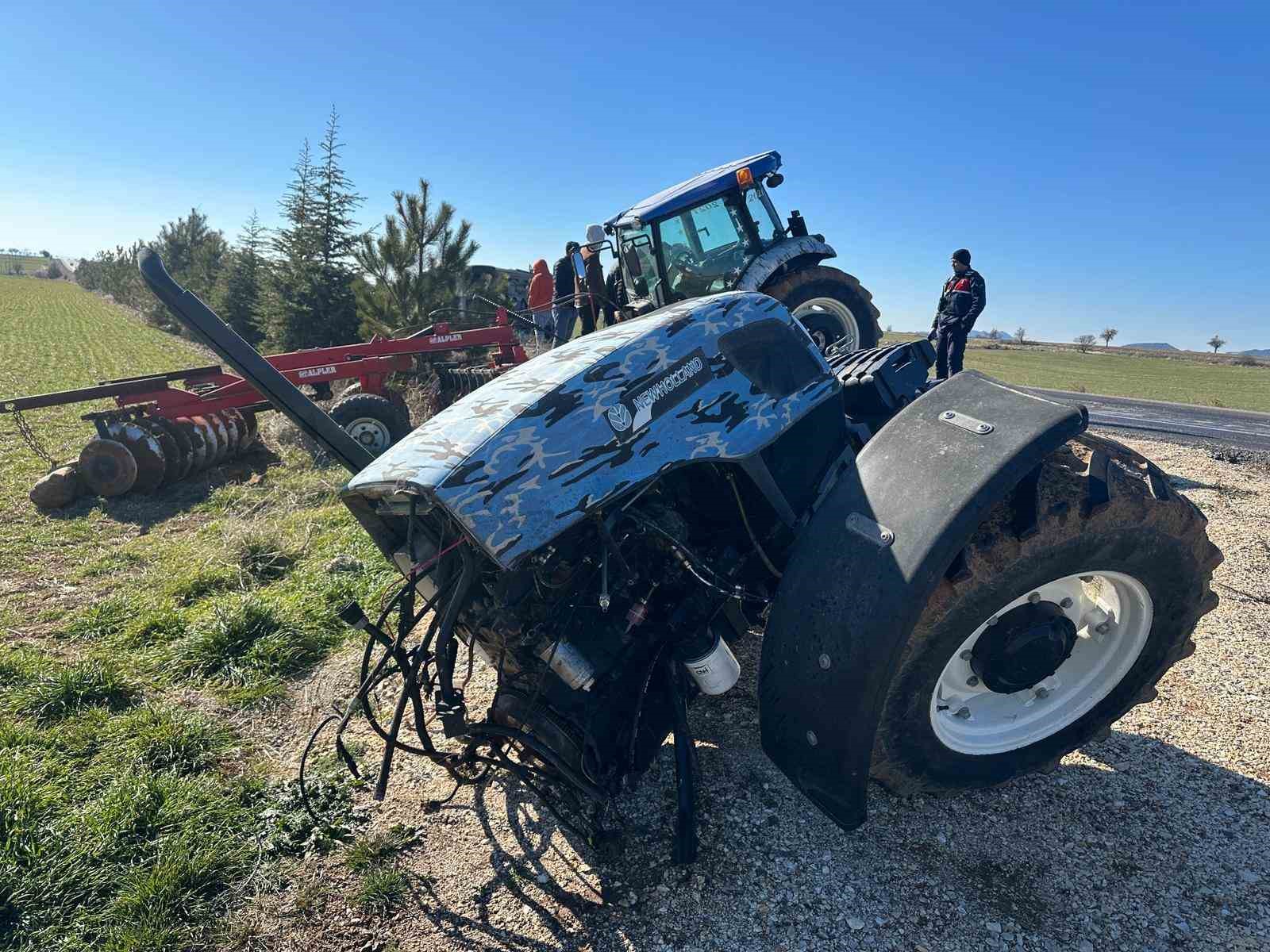 Kamyonetle çarpışan traktör ikiye bölündü
