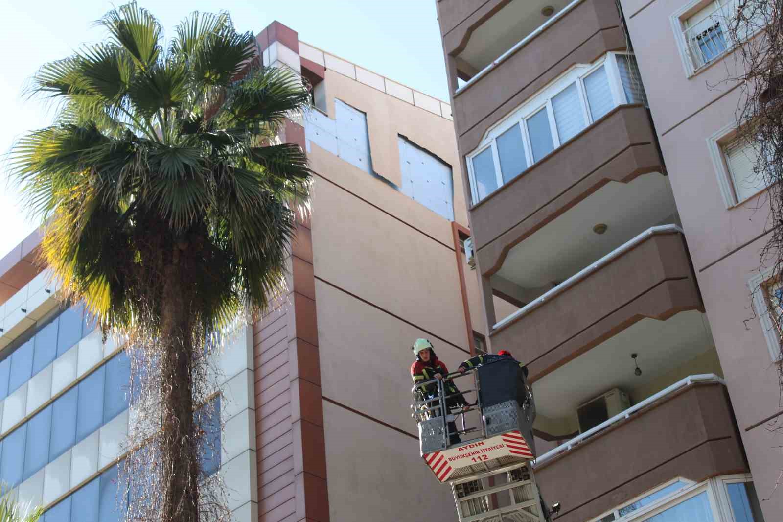 R&uuml;zgar binanın cephesini s&ouml;kt&uuml;, facia kıl payı atlatıldı
