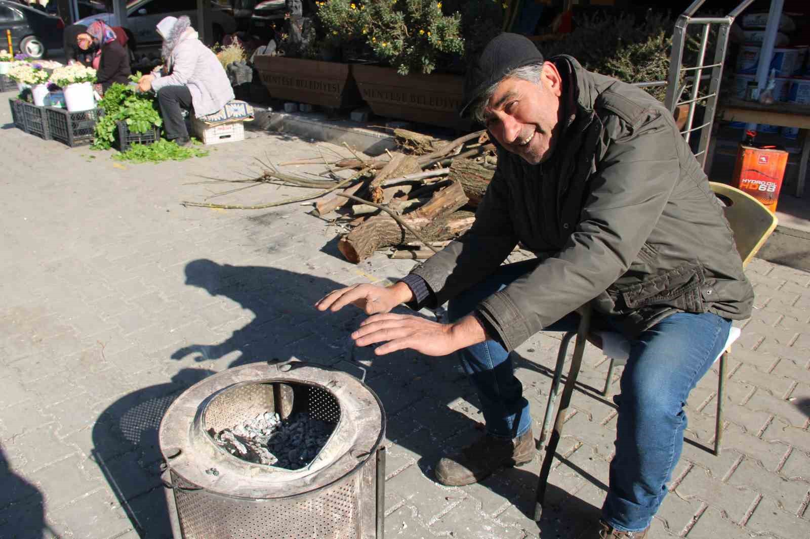 Esnaflar dondurucu soğuğa karşı &ccedil;areyi ateş yakmakta buldu
