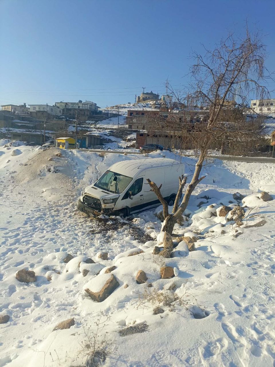Gerc&uuml;ş&rsquo;te minib&uuml;s şarampole devrildi: 3 yaralı
