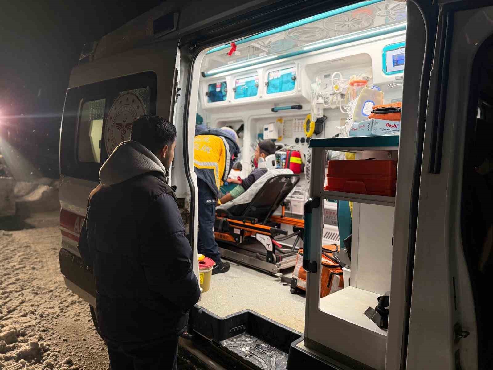 Batman’da mahsur kalan hasta için ekipler yolu açtı