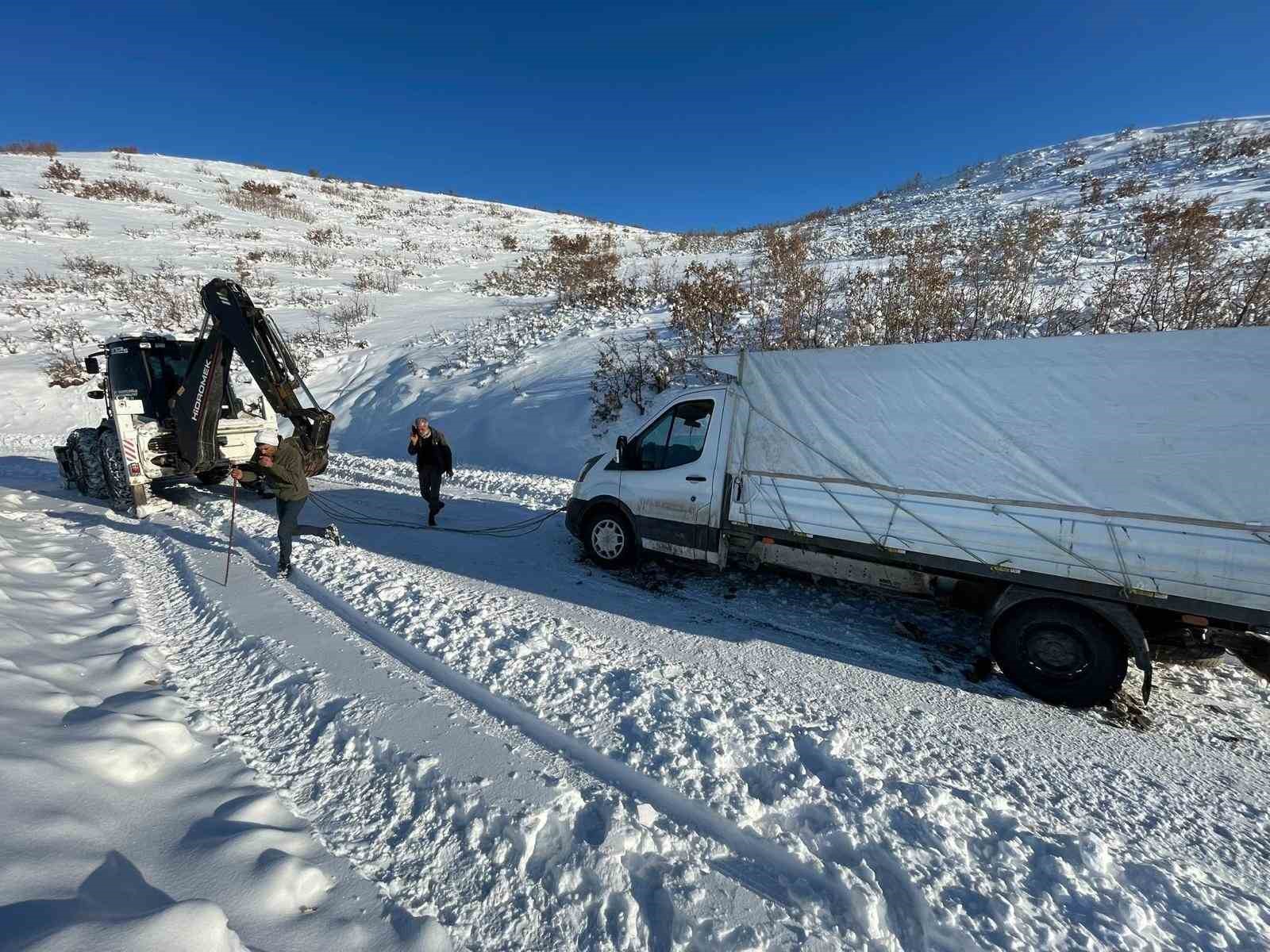 Elazığ’da şarampole düşen pikap kurtarıldı