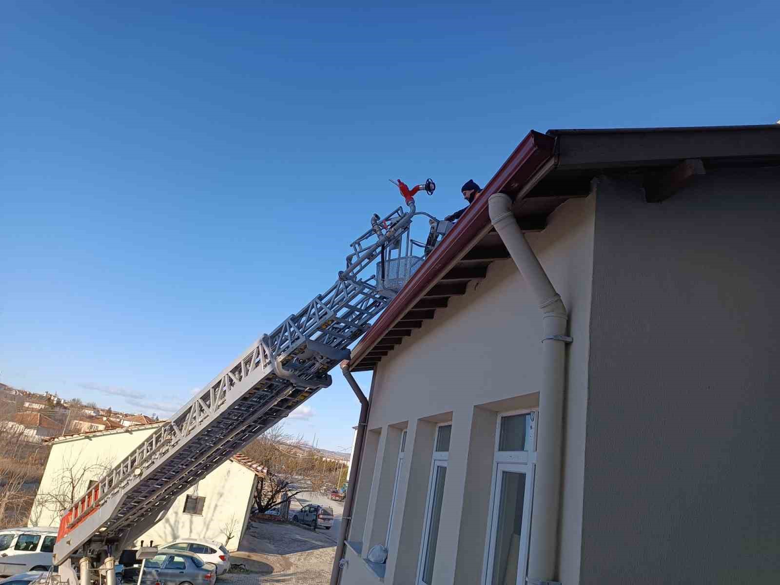 Çorum’da binanın çatısında mahsur kalan kediyi itfaiye ekibi kurtardı