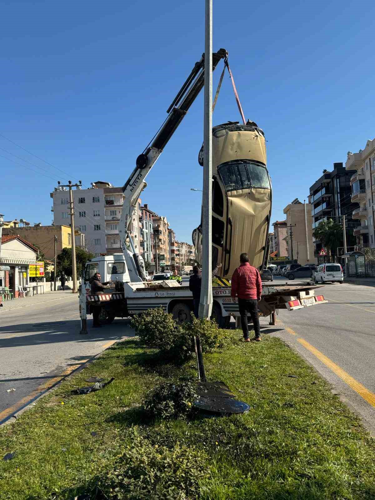 Otomobille &ccedil;arpışan ticari ara&ccedil; takla attı: Kaza anı kamerada
