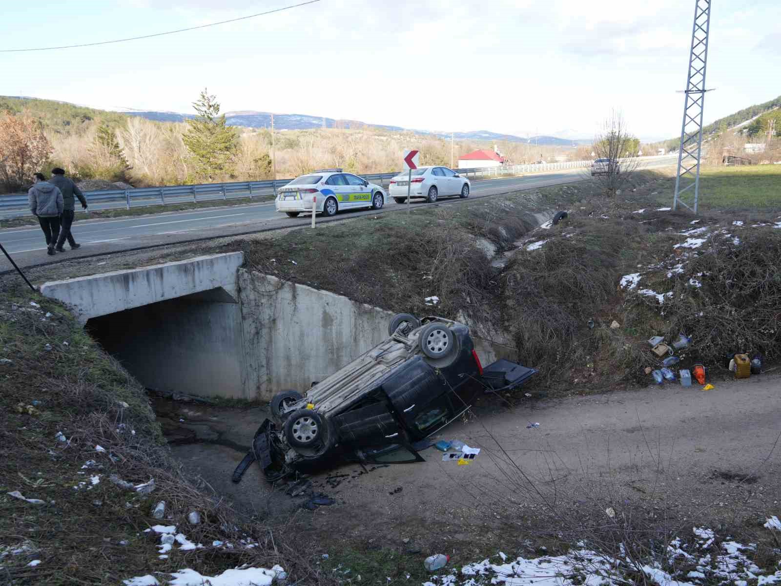 Kastamonu&rsquo;da hafif ticari ara&ccedil; şarampole u&ccedil;tu: 1 &ouml;l&uuml;
