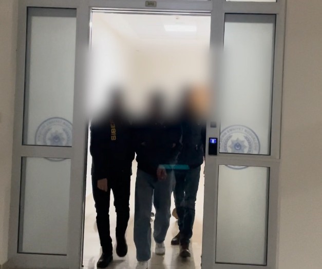 Telefonlara yükledikleri zararlı yazılımlarla vatandaşların hesaplarını boşaltanlar yakalandı