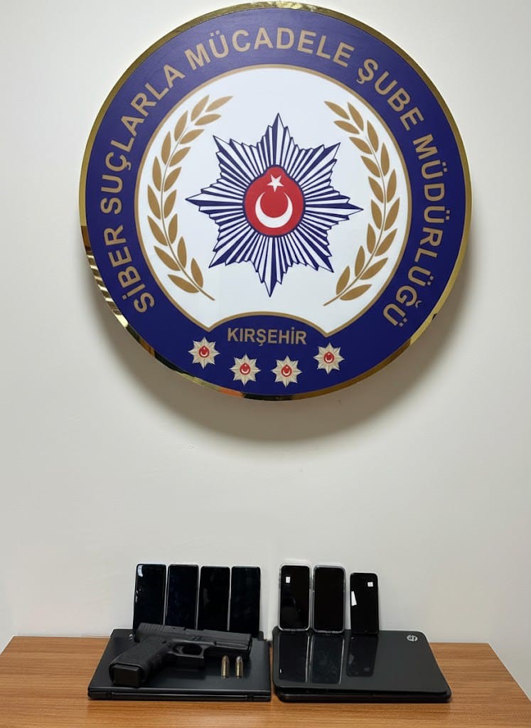 Telefonlara y&uuml;kledikleri zararlı yazılımlarla vatandaşların hesaplarını boşaltanlar yakalandı
