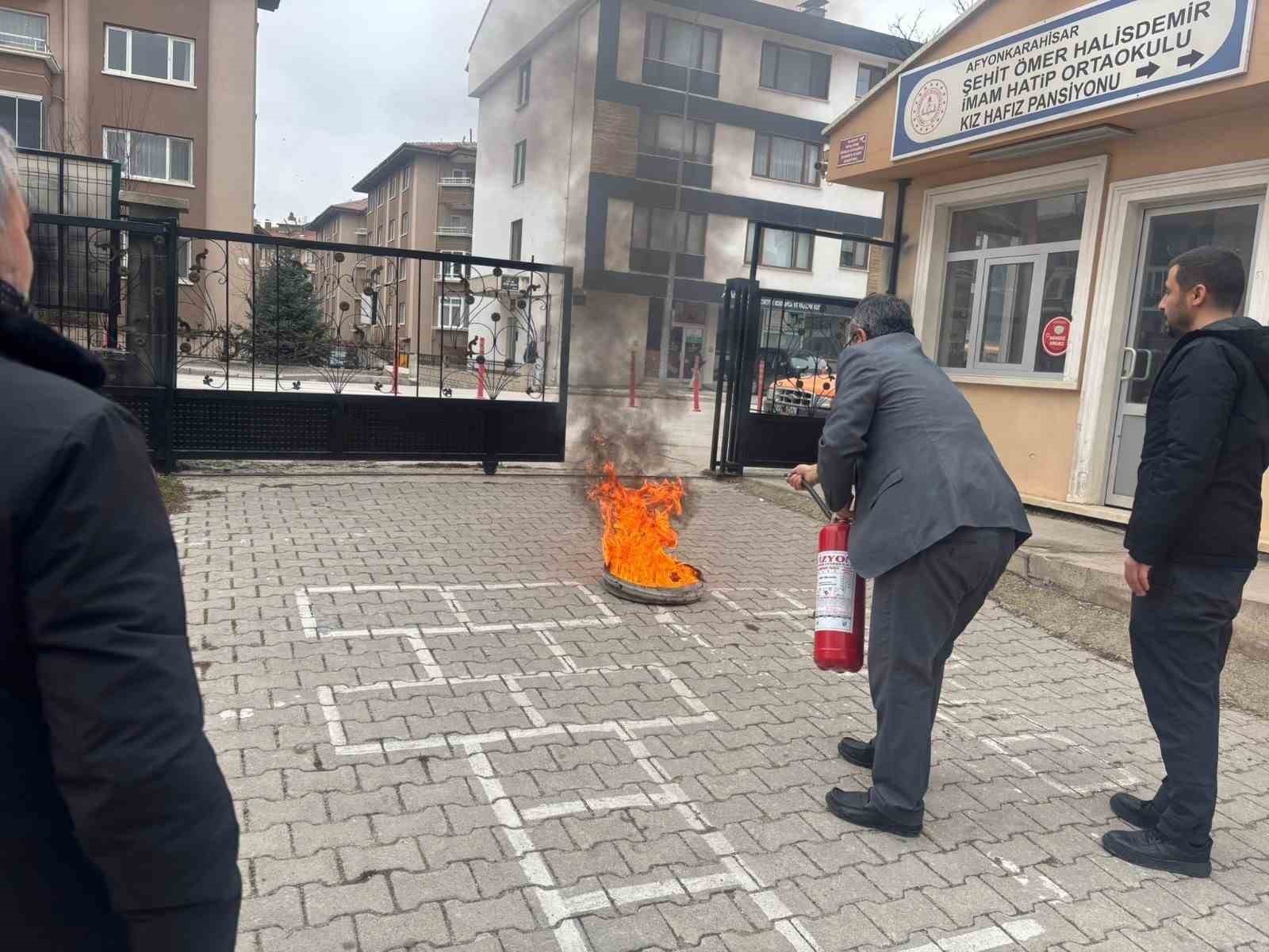AFAD iki okulda eğitim verip, tatbikat yaptı