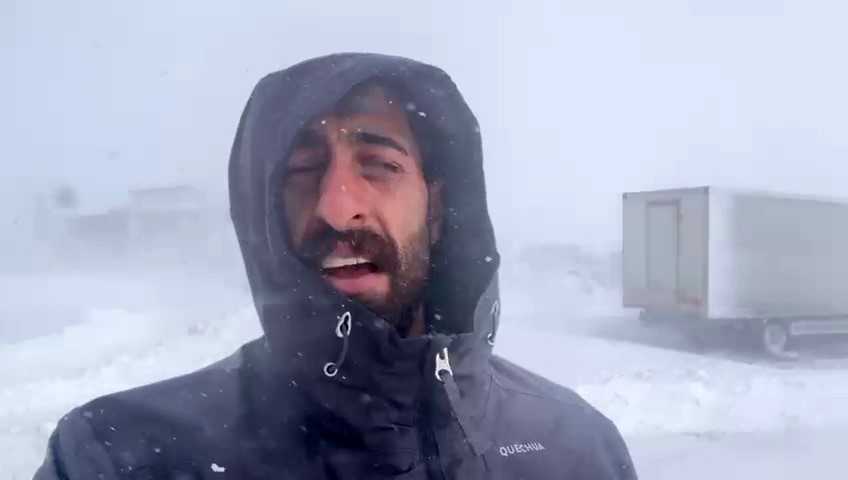 Karayazı’da fırtına etkili oluyor