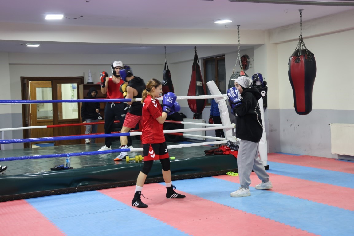 Kartepe&rsquo;de &ccedil;ocuklar kışı sporla ge&ccedil;iriyor
