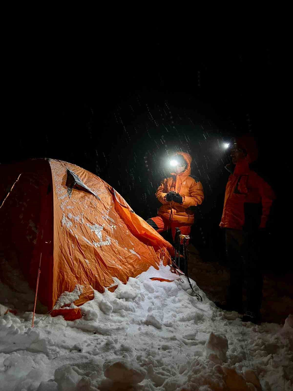 Yazın dalgalanan bayrak kışın buz kesti, o anlar g&ouml;r&uuml;nt&uuml;lendi
