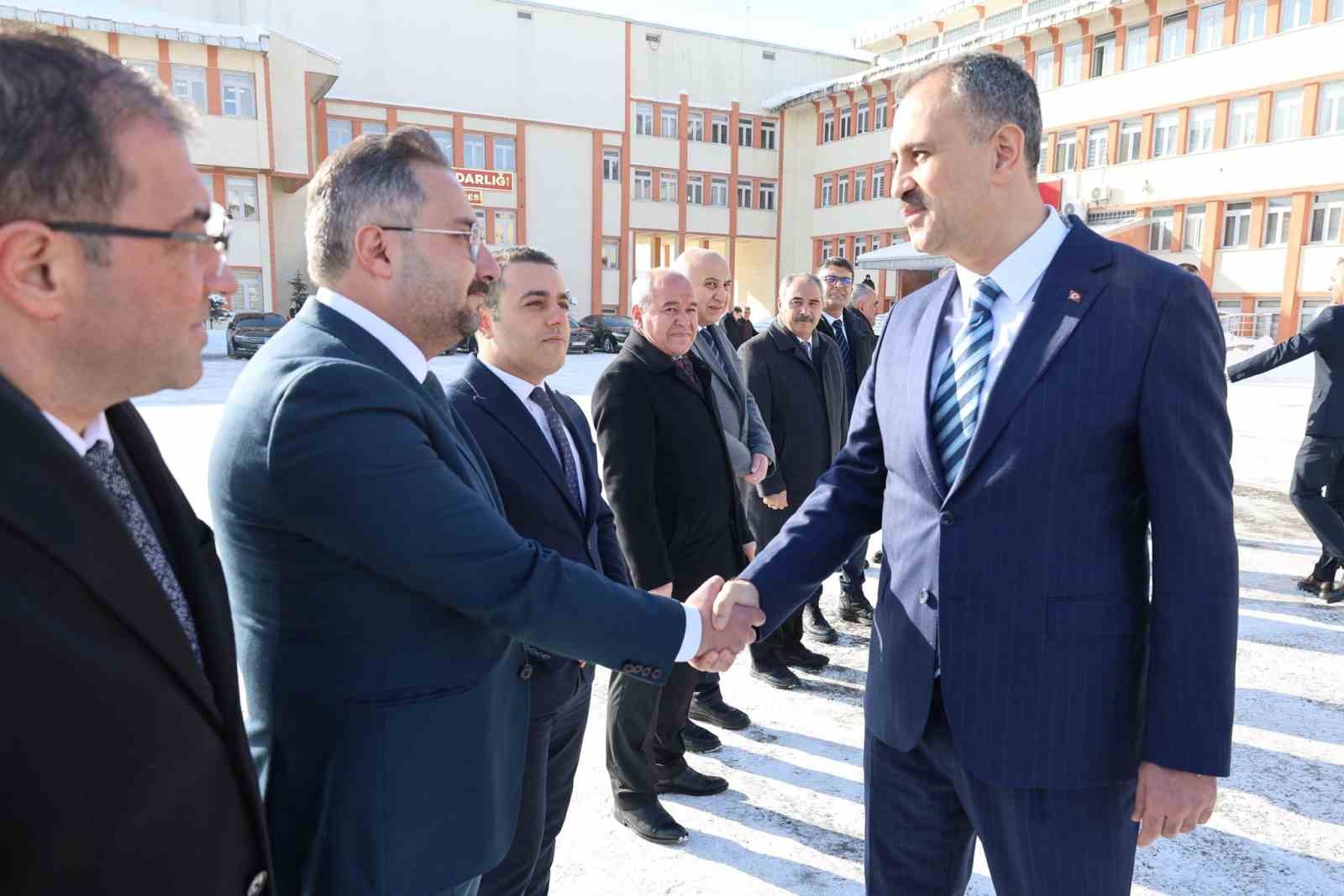 Vali &Ouml;nder Bozkurt Ağrı&rsquo;daki g&ouml;revine başladı
